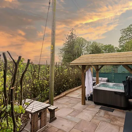 Scenery Hill Hideaways The Coach House Charming Retreat With Jacuzzi And Bbq Hut Near The Lake District Workington Exterior photo