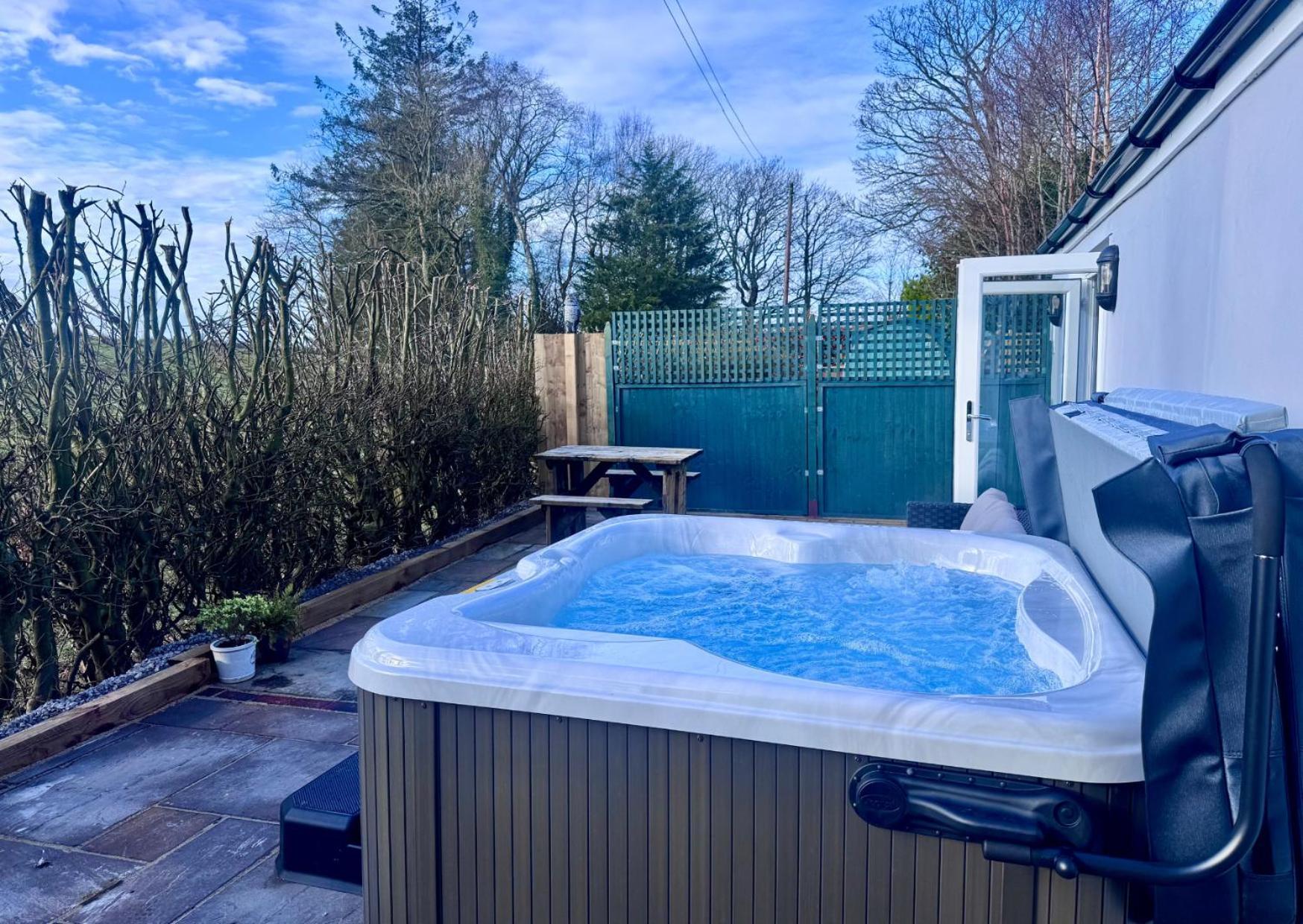 Scenery Hill Hideaways The Coach House Charming Retreat With Jacuzzi And Bbq Hut Near The District *