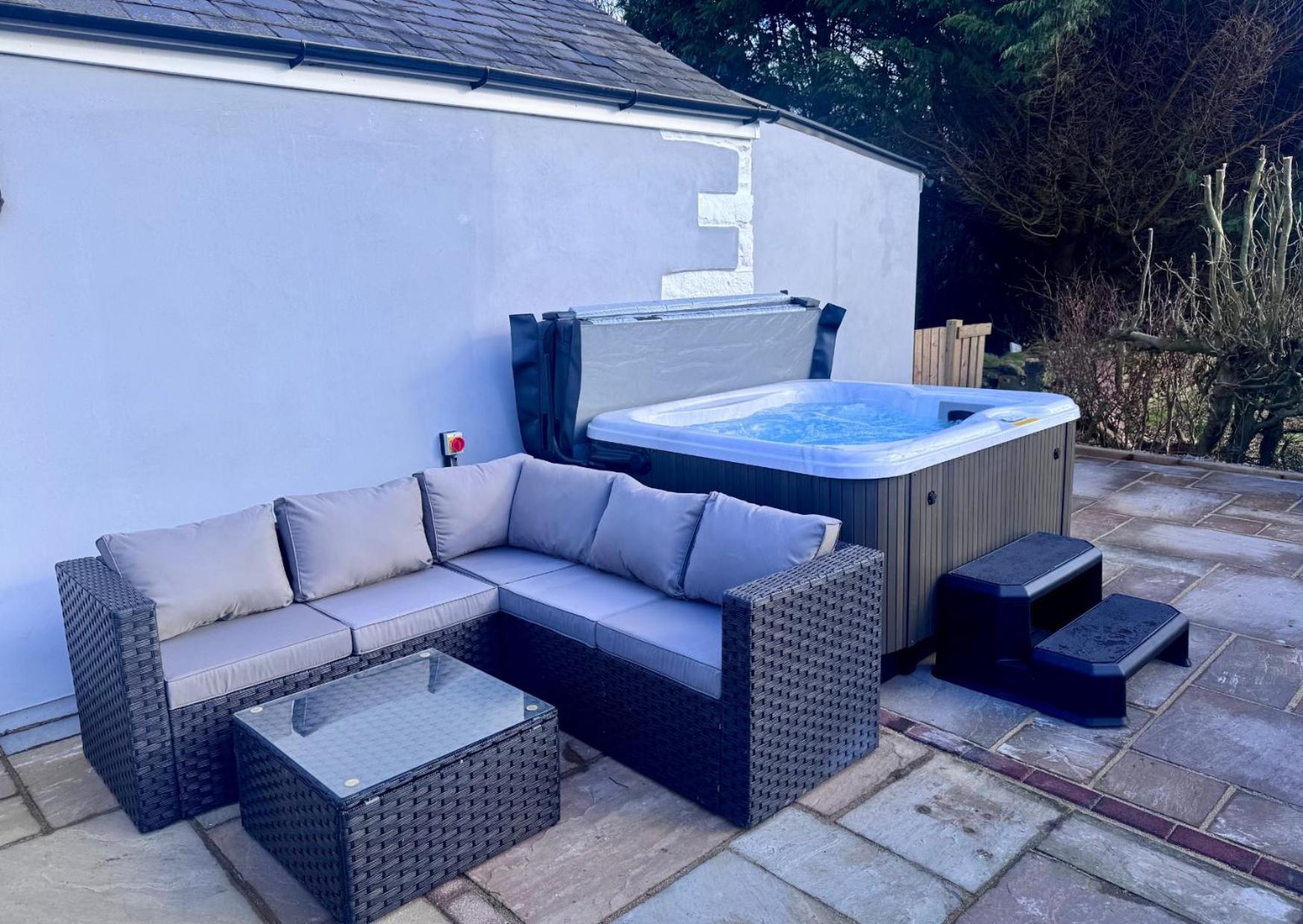 Holiday home Scenery Hill Hideaways The Coach House Charming Retreat With Jacuzzi And Bbq Hut Near The District Workington