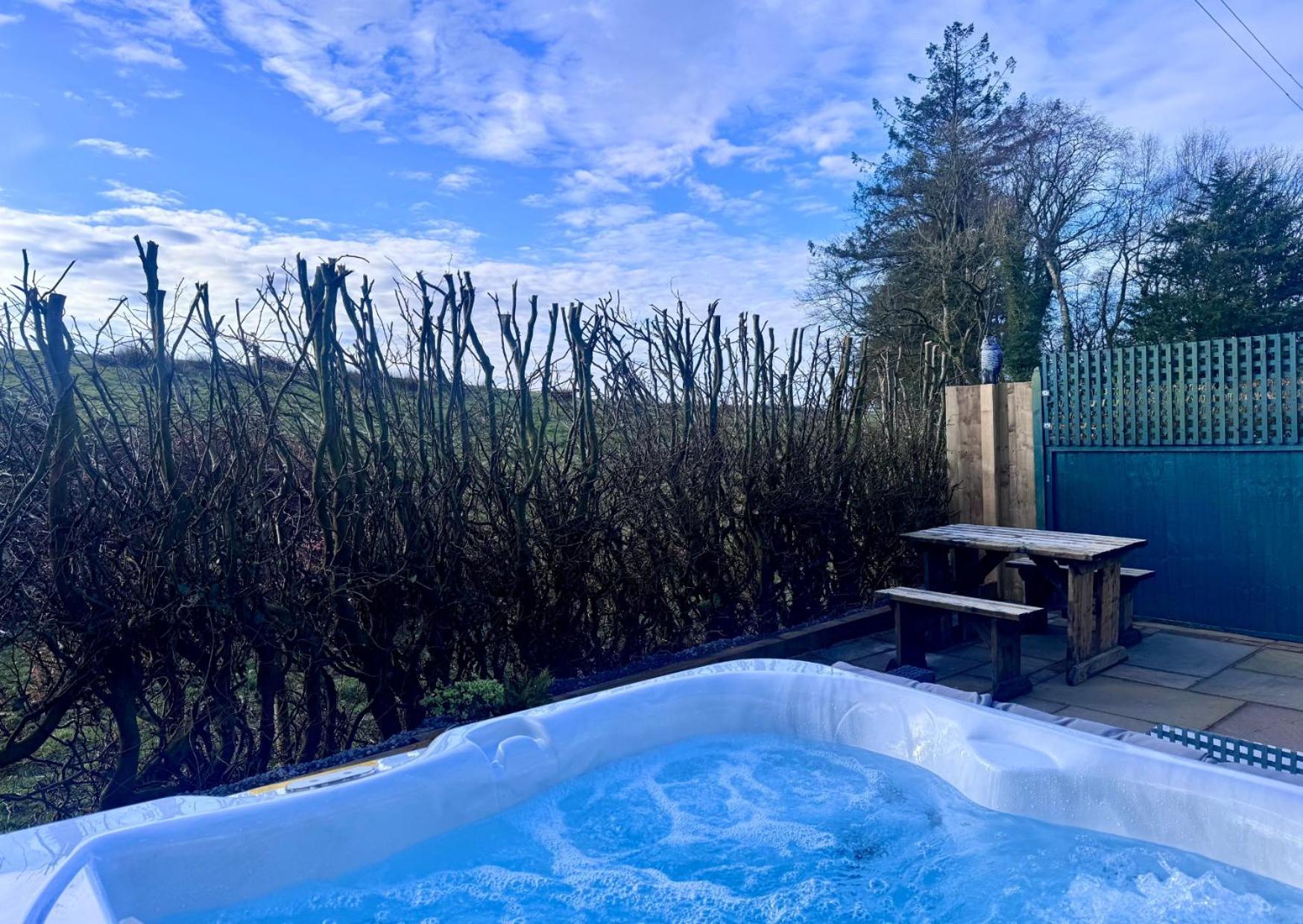Scenery Hill Hideaways The Coach House Charming Retreat With Jacuzzi And Bbq Hut Near The District *