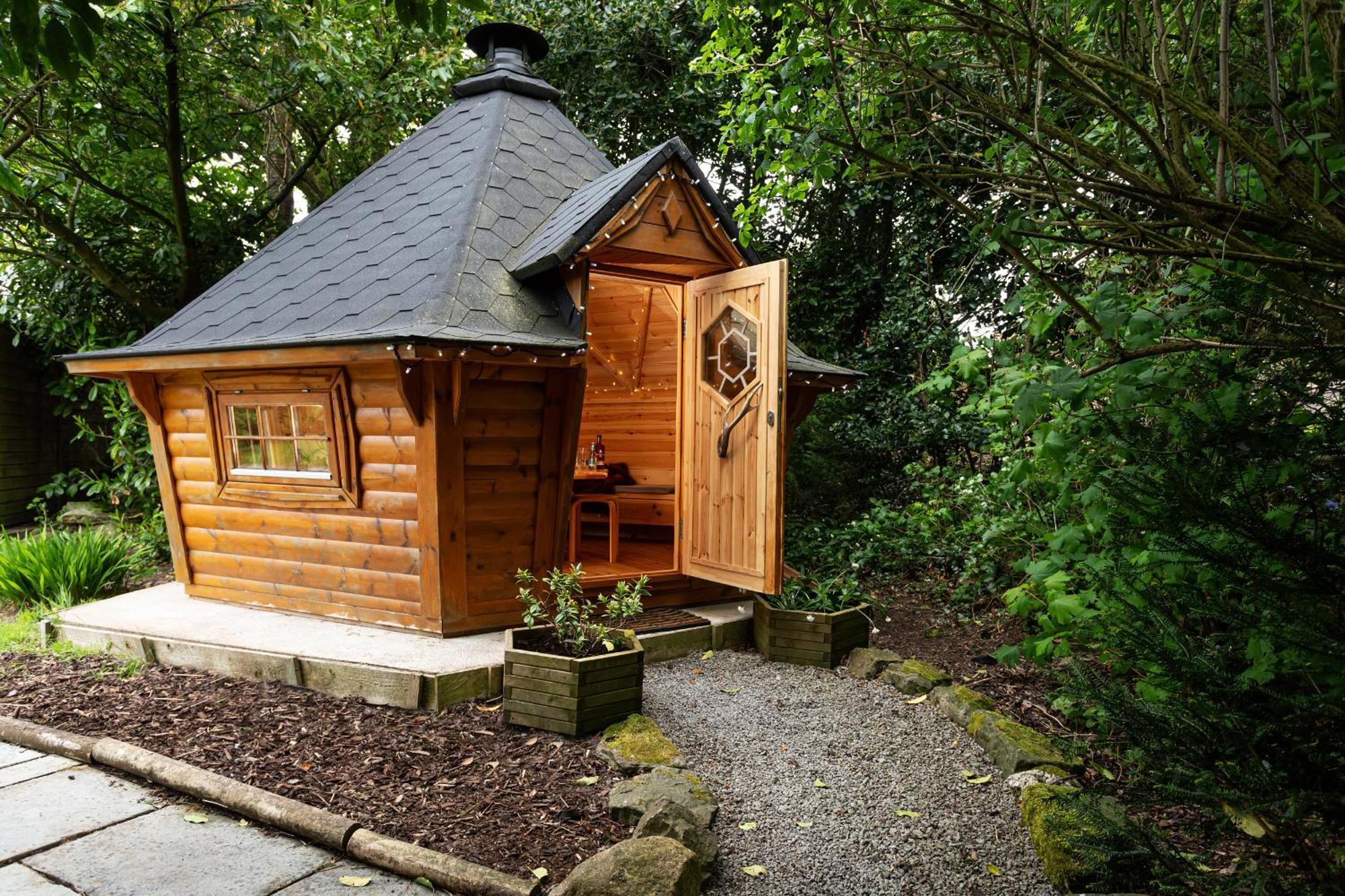 Holiday home Scenery Hill Hideaways The Coach House Charming Retreat With Jacuzzi And Bbq Hut Near The District *