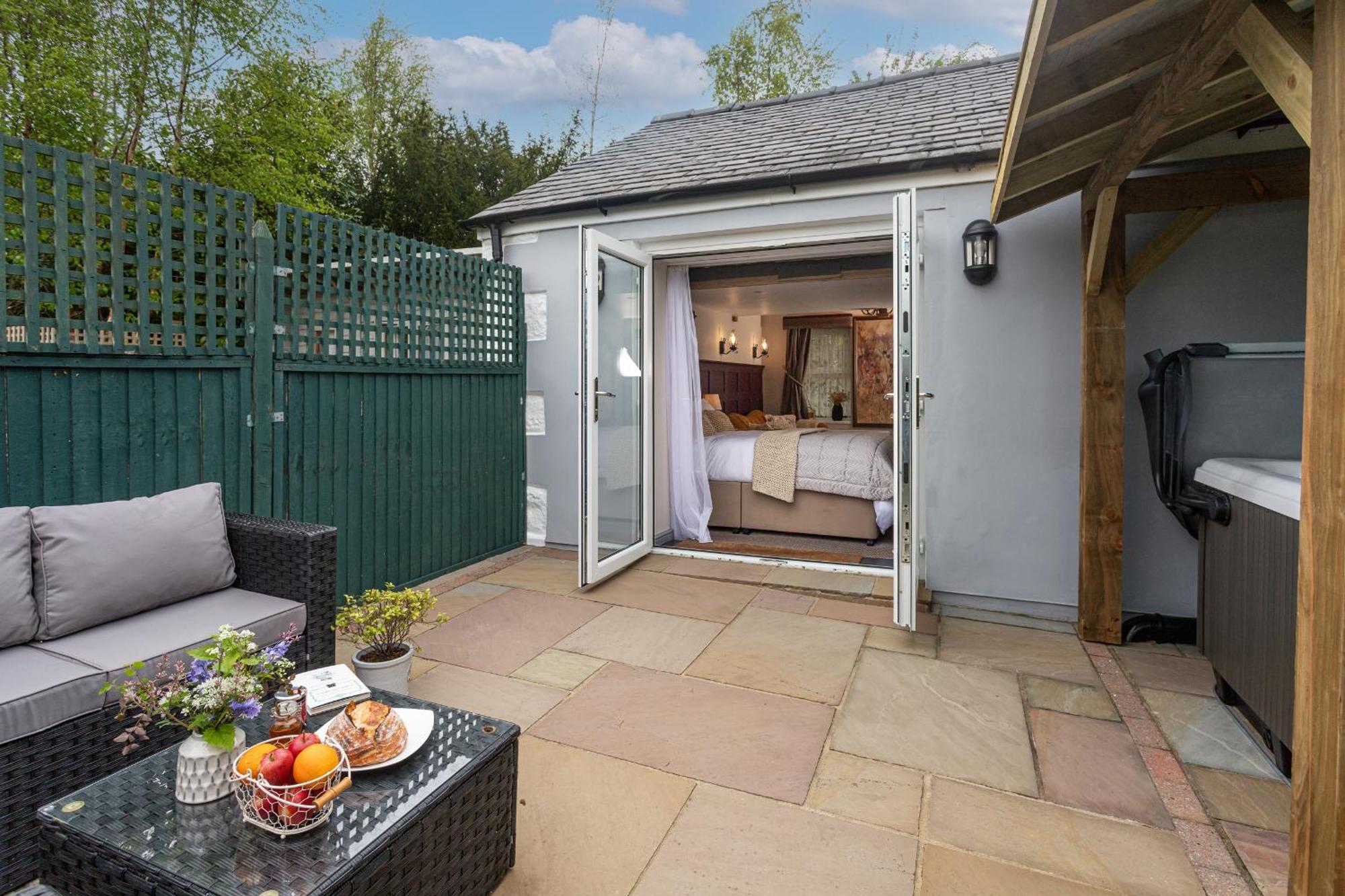 Holiday home Scenery Hill Hideaways The Coach House Charming Retreat With Jacuzzi And Bbq Hut Near The District Workington