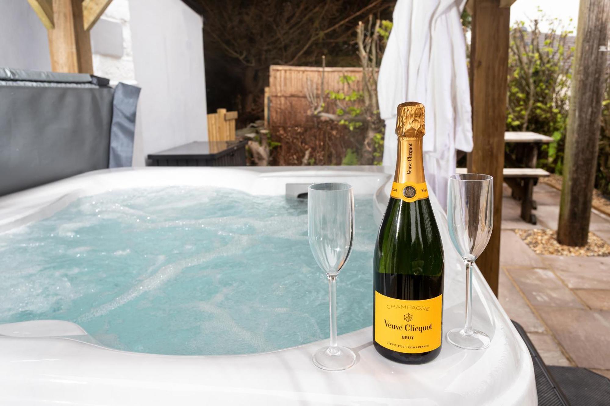 Scenery Hill Hideaways The Coach House Charming Retreat With Jacuzzi And Bbq Hut Near The District